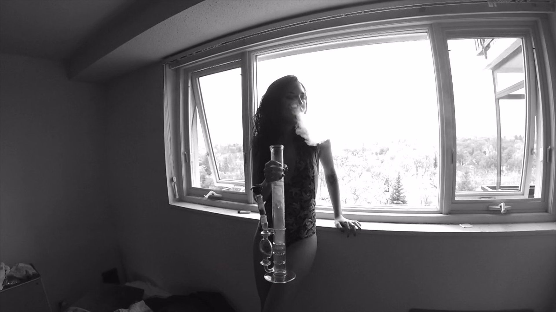 pretty girls smoking